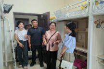 语言与传媒学院老师温情走访新生宿舍