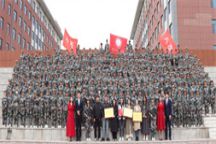 语言与传媒学院新生参加2024级新生开学典礼暨军训汇报表彰大会