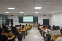 商学院为2025级新生举办专业知识系列讲座